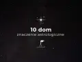 Gwiazdy nad głową, a na ekranie tekst "10 dom znaczenie astrologiczne". Symbolika kosmosu w astrologii.