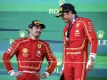 Carlos Sainz, con su altura destacada, sonríe en el podio junto a su compañero.