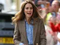 La principessa Kate sorride entusiasta tra la folla, con i capelli mossi dal vento. Le ultime notizie la vedono impegnata in un evento pubblico.