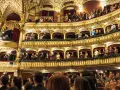 Ein prunkvolles Theater mit vielen Rängen, auf denen Zuschauer sitzen und applaudieren. Hier wird gerade gefragt: was ist eine Operette?