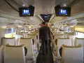 Wnętrze pociągu Pendolino. Para pasażerów idzie przez pusty wagon w drodze z Rzeszowa do Gdańska.