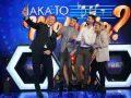 Jaka to melodia obsada robi sobie selfie. Uśmiechnięci uczestnicy pozują na tle scenografii z logotypem programu.