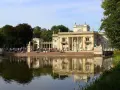 Pałac na Wyspie w Łazienkach Królewskich, symbol oświecenia w Polsce, odbija się w tafli wody.