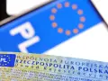 Zbliżenie na polski dowód rejestracyjny i tablicę z literami "PL". Dokument potwierdza legalność pojazdu.