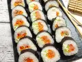Gotowe rolki sushi z łososiem, tuńczykiem i warzywami. Proste sushi jak zrobić w domu.