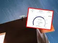 Antena satelitarna Starlink na dachu, obok ekran z testem prędkości internetu pokazującym 171 Mb/s.