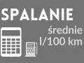 Biały kalkulator i dystrybutor paliwa na szarym tle, z napisem "SPALANIE średnie l/100 km".