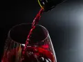 Czerwone wino na okres? Sprawdź, co mówi nauka i lekarze