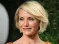 Cameron Diaz w stylowej fryzurze bob, idealnej dla okrągłej twarzy po 50. roku życia, z błyszczącymi kolczykami.