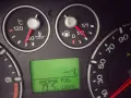 Wskaźniki pokazują temperaturę silnika, poziom paliwa i średnie spalanie 73.5L/100km.