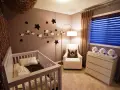 Idee pareti cameretta neonato maschio: simpatico adesivo con pecorelle che saltano la staccionata e stelle, per un ambiente sereno.