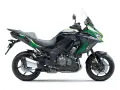 Czarny motocykl Kawasaki Versys 1000 z zielonymi akcentami, gotowy na przygodę.