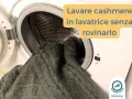 Un maglione di cashmere grigio viene inserito in una lavatrice. Impara come si lava il cashmere in lavatrice senza rovinarlo.
