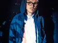 Pezet w okularach i bluzie z kapturem, zamyślony. Czy to pytanie "co jest ze mną nie tak?" w jego oczach?