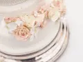Elegancki tort weselny z różami i koronką. Sprawdź, jaka jest tort weselny cena, by zaplanować idealne przyjęcie.
