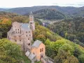 Zamek Czocha w Górach Sowie. Warto zobaczyć jesienią, gdy drzewa mienią się kolorami.