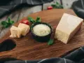 Kawałek parmezanu i starty ser w miseczce, idealne do carbonary, gdy szukasz alternatywy dla parmezanu.
