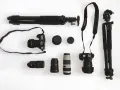 Ensemble d'un appareil photo reflex, d'objectifs, d'un flash et de trépieds, prêt pour une séance photo.