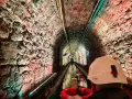Podziemny rejs łodzią w Zabrzu to świetne atrakcje dla dzieci. Wąski, ceglany tunel oświetlony kolorowymi światłami tworzy magiczną atmosferę.