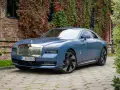 Niebieski Rolls-Royce Ghost na bruku. Zastanawiasz się nad rolls royce cena? Ten luksusowy samochód to marzenie wielu.