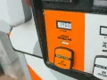 Zbliżenie na dystrybutor paliwa z wyświetlaczem ceny i przyciskiem "Push to Start".