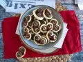 Cuoricini di pasta sfoglia rettangolare con Nutella, un dolce goloso pronto da gustare.