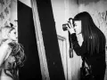 Karolina Orzechowska fotografuje modelkę w awangardowej stylizacji.