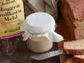 Sauerteigpulver wie verwenden? Roggenvollkornmehl von Alnatura und ein Glas Sauerteigansatz für Brot.