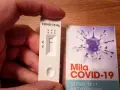 Szybki test antygenowy COVID-19 z jedną kreską kontrolną. Obok opakowanie z grafiką wirusa.