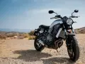 Motocykl Yamaha XSR700 na pustkowiu. Zastanawiasz się, jakie ciśnienie w oponach motocykla 125? Ten model jest większy, ale zasada ta sama.