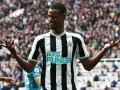 Alexander Isak celebra un gol con el Newcastle, con las manos extendidas y una sonrisa de oreja a oreja ante la afición.