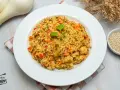 Plato de quinoa con verduras, ideal para tus recetas saludables.