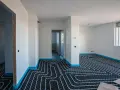 Installazione di riscaldamento a pavimento, un'alternativa moderna ai termosifoni, in un'abitazione in fase di ristrutturazione.