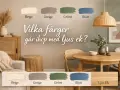 En inbjudande inredning med ljusa trädetaljer och en cool gray vägg. Färgprover visar beige, greige, grönt och blått som komplement.