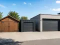 Trois garages aux styles variés : bois, métal et béton. Idéal pour comparer le prix construction garage et choisir le vôtre.