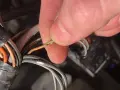 Uszkodzony przewód pomarańczowy w wiązce, potencjalna przyczyna błędu dtc p1693 renault.