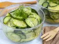Frischer Gurkensalat mit Dill und Zwiebeln, ein einfaches Gurkensalat Rezept, serviert in einer Glasschüssel.