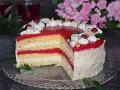 Pyszny tort biały michałek z malinową galaretką i kremem. Wygląda jak marzenie!