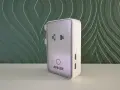En vit Anker-adapter med USB-C-portar, perfekt för att ladda din iPhone.