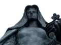 Statue de Jeanne la Folle, voilée, tenant une couronne de fleurs. Son regard est tourné vers le ciel.
