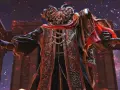 Mohg, Señor de la Sangre, con su túnica ornamentada y cuernos demoníacos, empuña un cetro dorado en Elden Ring.