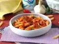 Penne Arrabbiata przepis: aromatyczny makaron z pikantnym sosem pomidorowym, czosnkiem i natką pietruszki. Idealny na szybki obiad.