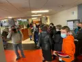 Kolejka ludzi w biurze paszportowym w Częstochowie. Niektórzy mają maseczki.
