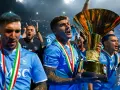 Piłkarze SSC Napoli świętują zdobycie mistrzostwa Serie A, trzymając złote trofeum. Włoska liga piłka nożna w najlepszym wydaniu!