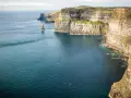 Klify Moheru – spektakularne miejsce, które warto zobaczyć w Irlandii. Majestatyczne klify i ocean tworzą niezapomniany widok.