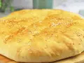 Ein goldbraunes, fluffiges Pide mit Sesam bestreut, bereit zum Genuss.