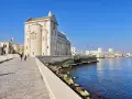 Katedra w Barze i okolice co zobaczyć: imponująca budowla nad morzem, zamek w oddali, błękitne niebo i woda.