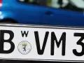 Niemiecka tablica rejestracyjna BMW z literami "B W VM 3".