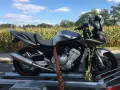 Srebrny motocykl na przyczepce, gotowy do transportu. Idealne tanie motocykle z Niemiec dla każdego fana dwóch kółek.