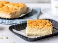 Ein Stück schneller Bienenstich vom Blech mit cremiger Füllung und knusprigen Mandeln.